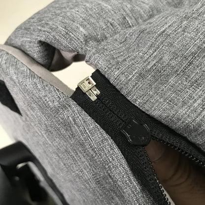 Grauer Rucksack mit Reißverschluss, strapazierfähiges Material, ideal für Reisen und Alltag.