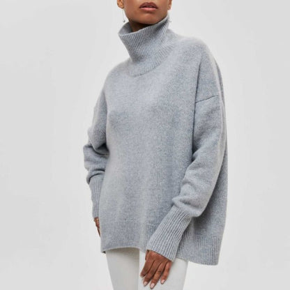 Grauer Rollkragenpullover Damen, weiches Material, lässiger Stil, Herbstmode.