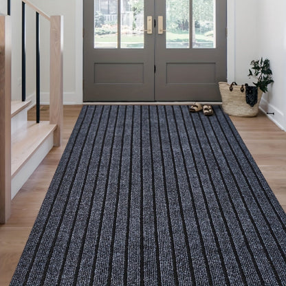 Grauer gestreifter Teppichläufer im Flur, moderne Einrichtung, Holzboden, Eingangstür.