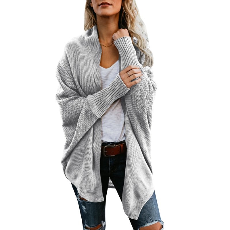 Frau in grauem Strickcardigan, lässig, modisch, langärmelig, Herbstmode, Damenbekleidung.