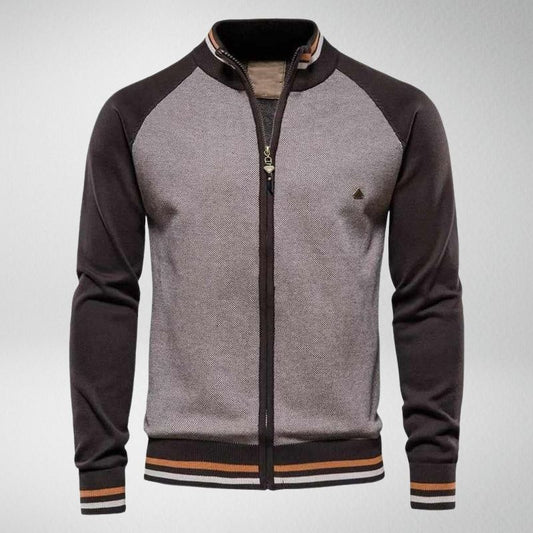 Graue Herren-Strickjacke mit Reißverschluss, schwarzem Kragen und gestreiften Bündchen.