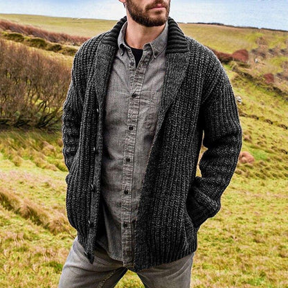 Mann in grauem Strickcardigan und Hemd, Outdoor, Herbstmode, Herrenbekleidung, Naturhintergrund.