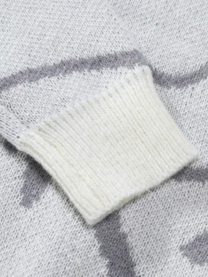 Weißer Strickpullover-Ärmel aus Wolle mit grauem Muster, weiches Wintermode-Design.