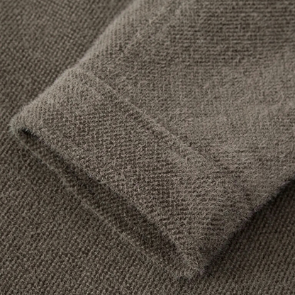Brauner Strickpullover-Ärmel, weiches Material, Nahaufnahme, Textur, Wintermode.