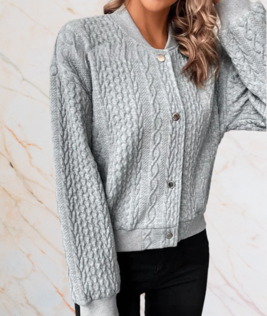 Grauer Strickpullover Damen, Zopfmuster, Knopfleiste, modisch, warm, Herbstmode.