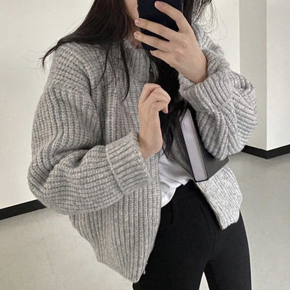 Frau in grauem Strickpullover, Selfie, modisch, gemütlich, Herbstmode, Damenbekleidung.