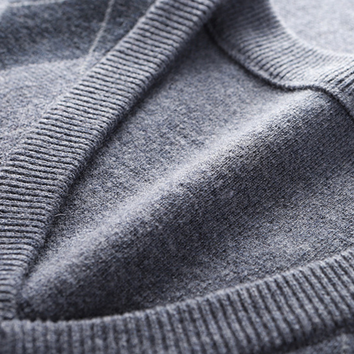 Grauer Kaschmirpullover, Nahaufnahme, weiches Material, hochwertige Strickmode, Detailansicht.