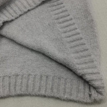 Grauer Kaschmirpullover, weiches Material, Nahaufnahme, Strickmode, luxuriös, warm, elegant.