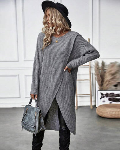 Frau in grauem Strickkleid mit Hut und Tasche, modisch, elegant, Herbstmode.