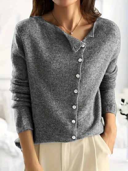Grauer Damenpullover mit Knopfleiste, weiches Material, modisch, bequem, Herbstmode.