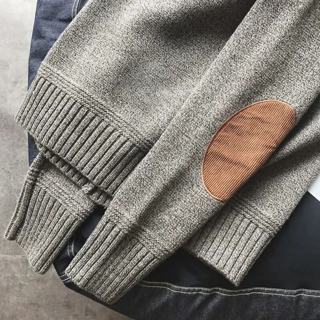 Grauer Strickpullover mit braunem Ellbogen-Patch, Herrenmode, gemütlich, stilvoll.