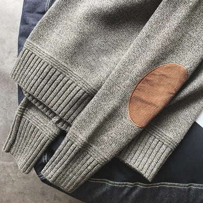 Grauer Strickpullover mit braunem Ellbogen-Patch, Herrenmode, gemütlich, stilvoll.