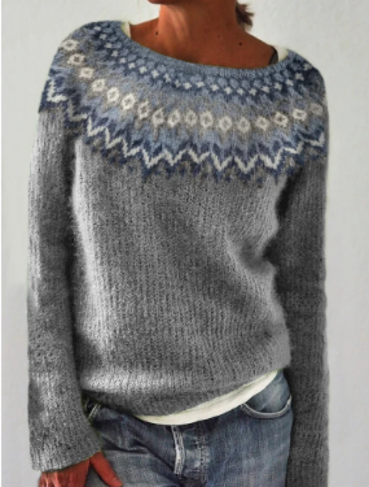 Grauer Strickpullover mit blau-weißem Norwegermuster, Damenmode, Winterkleidung.