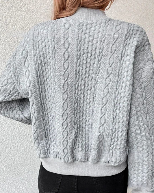 Grauer Strickpullover Damen, Zopfmuster, Baumwolle, modisch, warm, Herbstmode, Rückansicht.