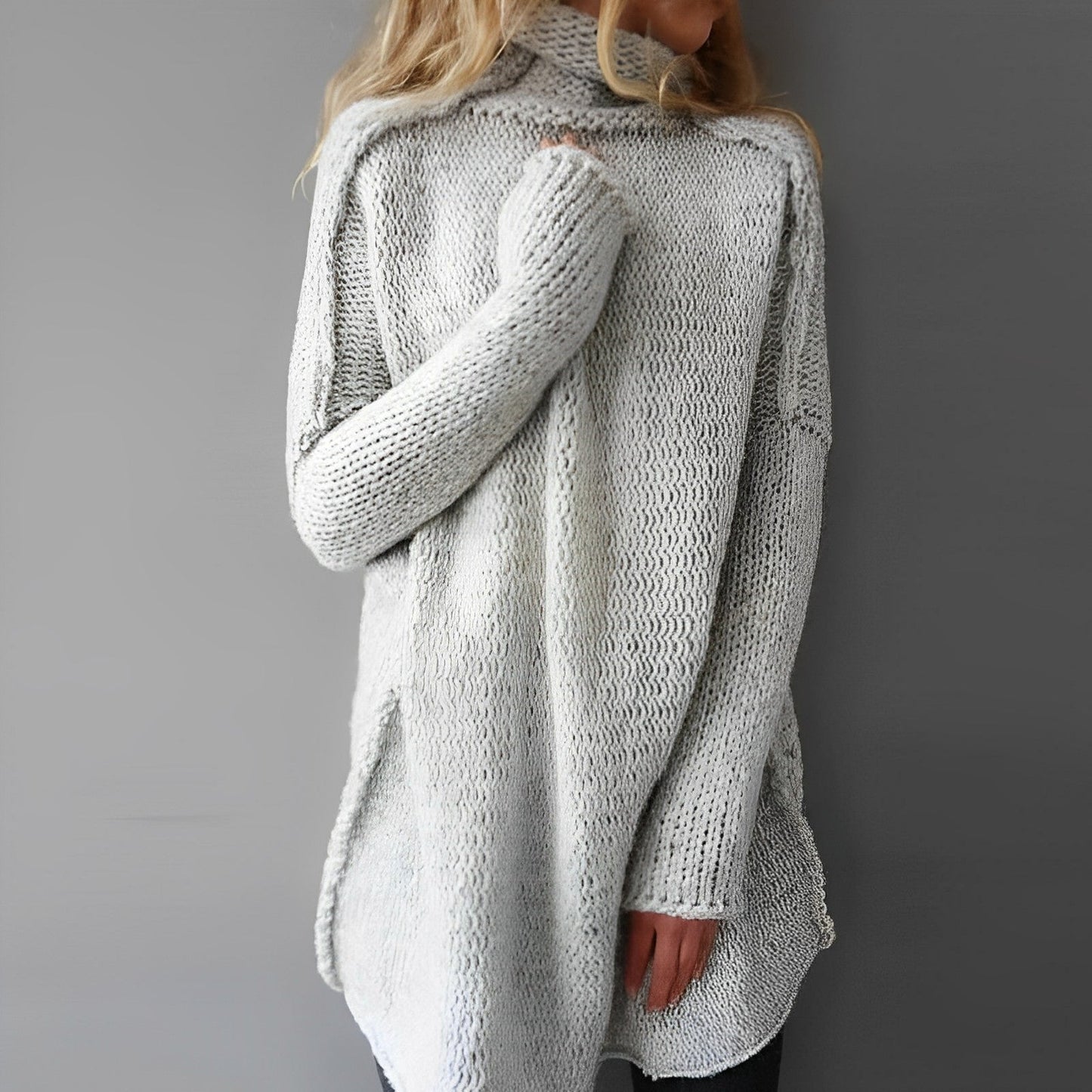 Grauer Strickpullover Damen, Rollkragen, langärmelig, gemütlich, modisch, Herbstmode.
