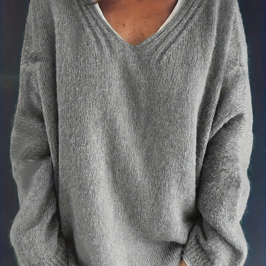 Grauer Damenpullover aus Strick, V-Ausschnitt, lässig, warm, modisch, Herbst-Wintermode.