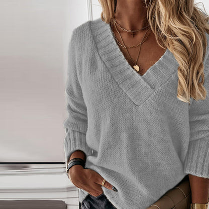 Grauer Damenpullover mit V-Ausschnitt, Strick, lässig, modisch, Herbstmode, Damenbekleidung.