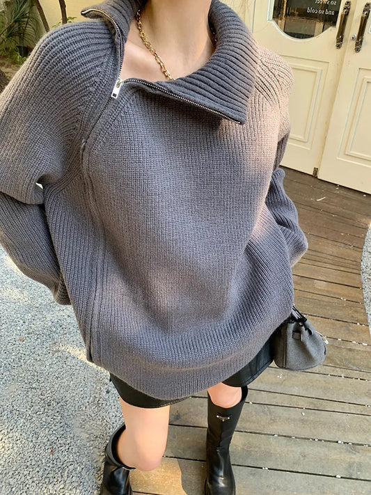 Grauer Strickpullover mit Reißverschluss, Damenmode, Herbst, lässig, warm, stilvoll.