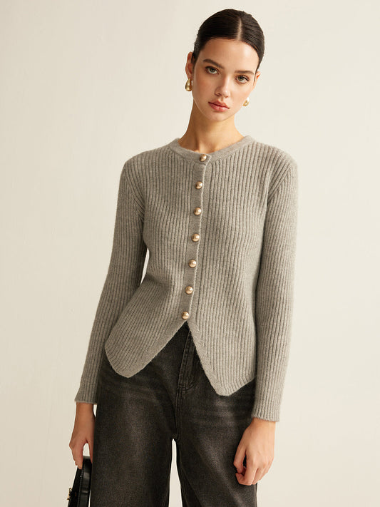 Grauer Strickpullover mit Knopfleiste, Damenmode, elegantes Design, Herbstbekleidung.