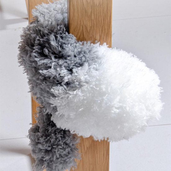 Grauer und weißer flauschiger Staubwedel aus Mikrofaser, ideal für Reinigung und Staubentfernung.