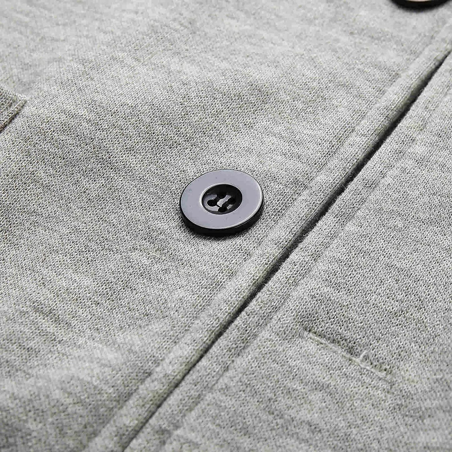 Grauer Wollmantel mit Knopfdetail, elegantes Design, hochwertige Verarbeitung, Herbstmode.