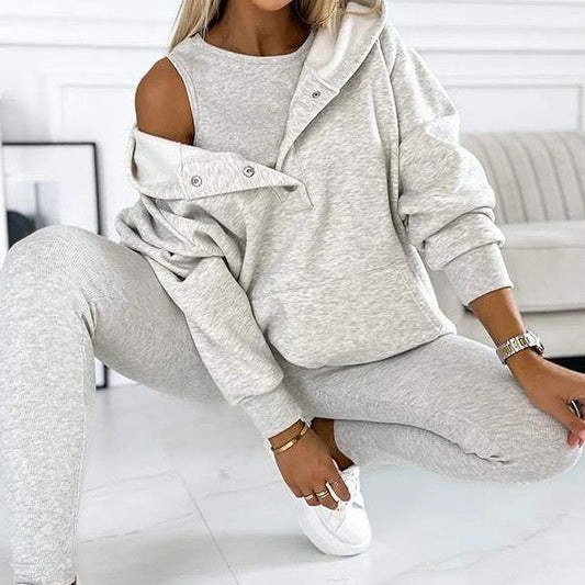 Frau in grauem Jogginganzug, lässig, bequem, modisch, Freizeitkleidung, Wohnzimmer.