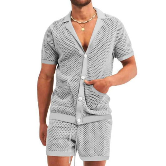 Mann in grauem Netz-Shorts-Set, Sommermode, Freizeitkleidung, atmungsaktiv, modern.