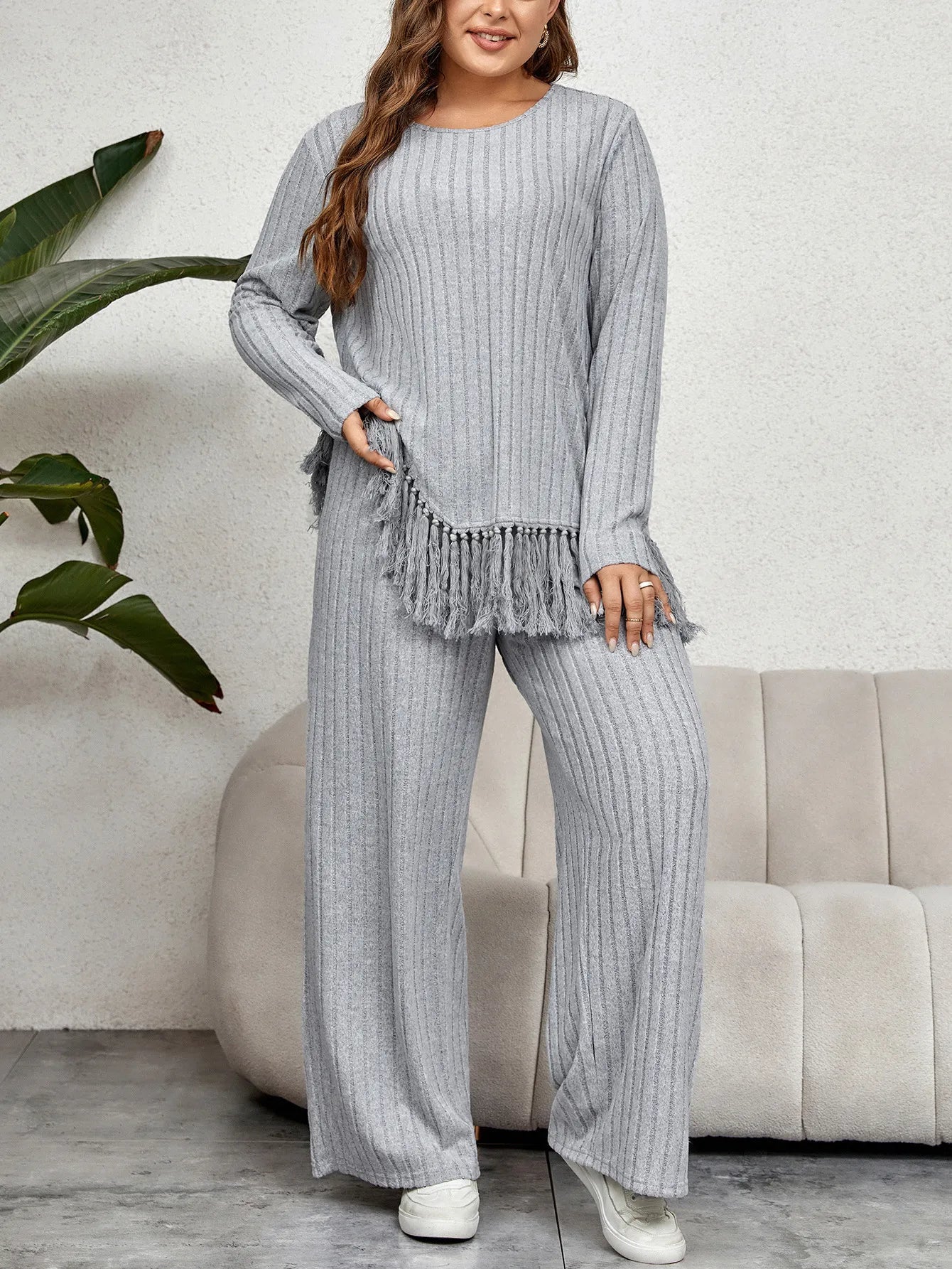 Damen grauer Strick-Zweiteiler mit Fransen, bequemes Lounge-Set, langärmelig, modisch.