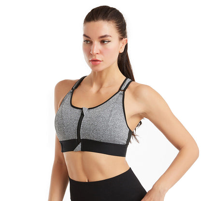 Frau in grauem Sport-BH mit Reißverschluss, Fitnessbekleidung, Sportmode, Damenbekleidung.
