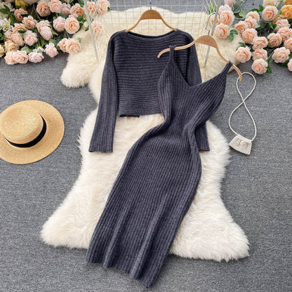 Graues Strickkleid mit passendem Pullover, Damenmode, Herbst, elegant, bequem, modisch.