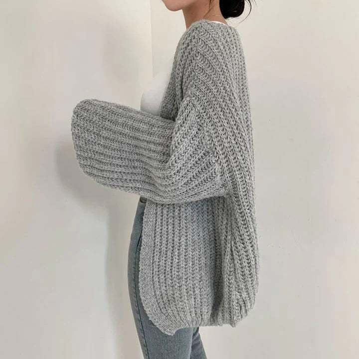 Grauer Damenstrickweste, bequem, stilvoll, aus Wolle, seitliche Ansicht.