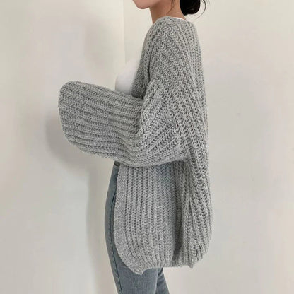 Grauer Damenstrickweste, bequem, stilvoll, aus Wolle, seitliche Ansicht.