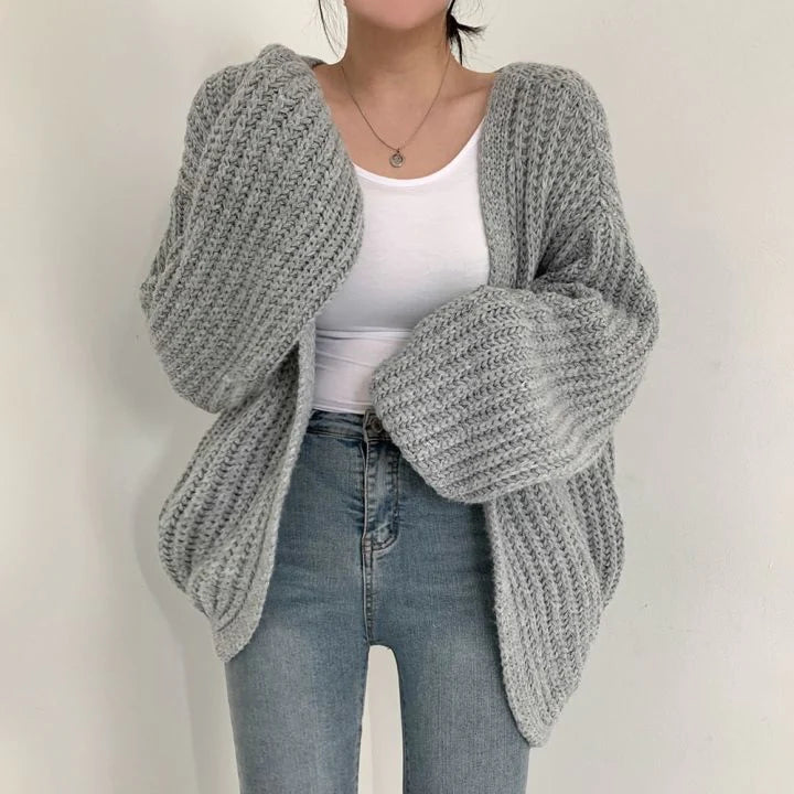 Damen Strickweste grau, gemütlich, modisch, weiches Material, lässiger Stil, Herbstmode.