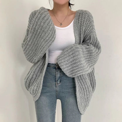 Damen Strickweste grau, gemütlich, modisch, weiches Material, lässiger Stil, Herbstmode.