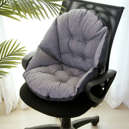 Graues ergonomisches Sitzkissen auf schwarzem Bürostuhl, ideal für Komfort und Unterstützung.