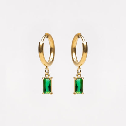 Goldene Creolen mit grünen rechteckigen Anhängern, eleganter Schmuck, modische Ohrringe.