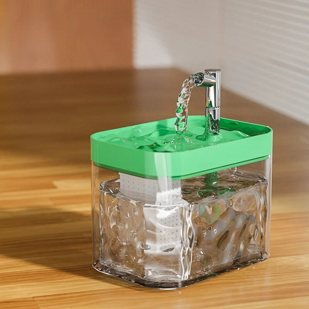 Transparenter Seifenspender mit grünem Deckel, modernem Design, ideal für Badezimmer.