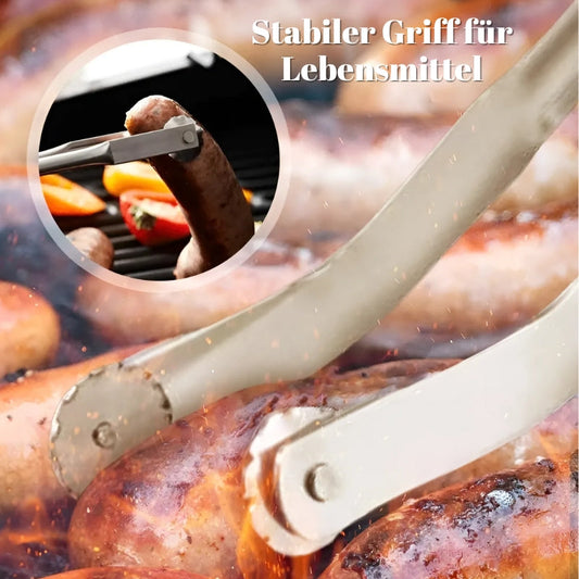 Zange aus Edelstahl hält Wurst auf Grill, stabiler Griff für Lebensmittel, BBQ-Zubehör.