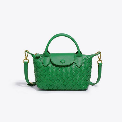 Grüne geflochtene Handtasche aus Leder mit Schulterriemen und goldenen Details.