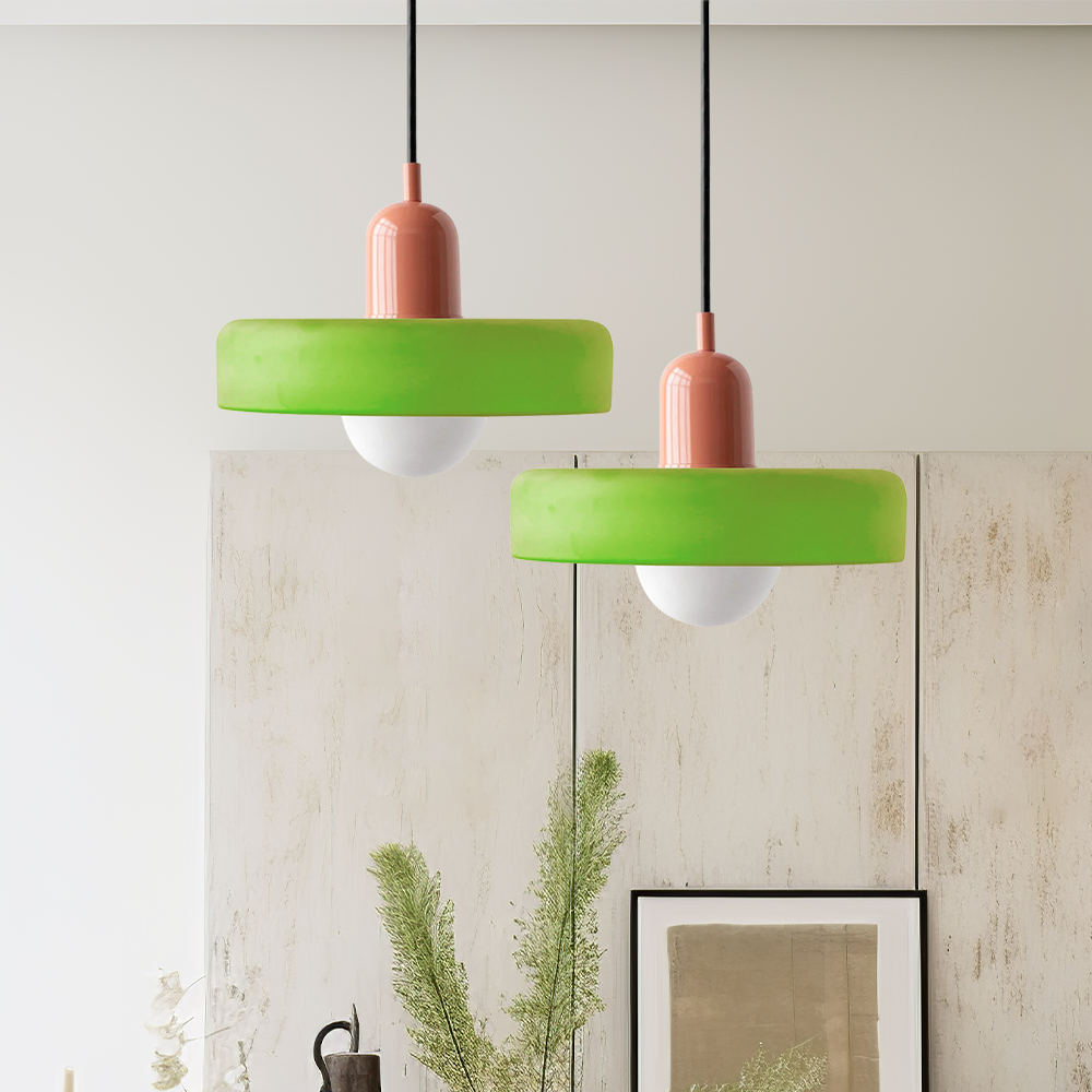 Zwei grüne Hängelampen mit rotem Sockel, modernes Design, Innenbeleuchtung.