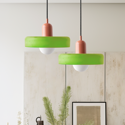 Zwei grüne Hängelampen mit rotem Sockel, modernes Design, Innenbeleuchtung.