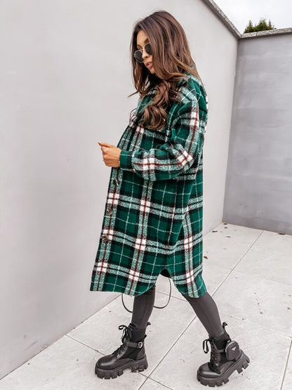 Frau in grün-kariertem Mantel, schwarze Stiefel, Herbstmode, Outdoor, stilvoll, modern.