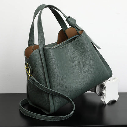 Grüne Lederhandtasche mit Schulterriemen, elegantes Design, Damenmode Accessoire.