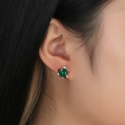 Ohrring mit grünem Edelstein, silberne Fassung, elegantes Design, Schmuck für Damen.
