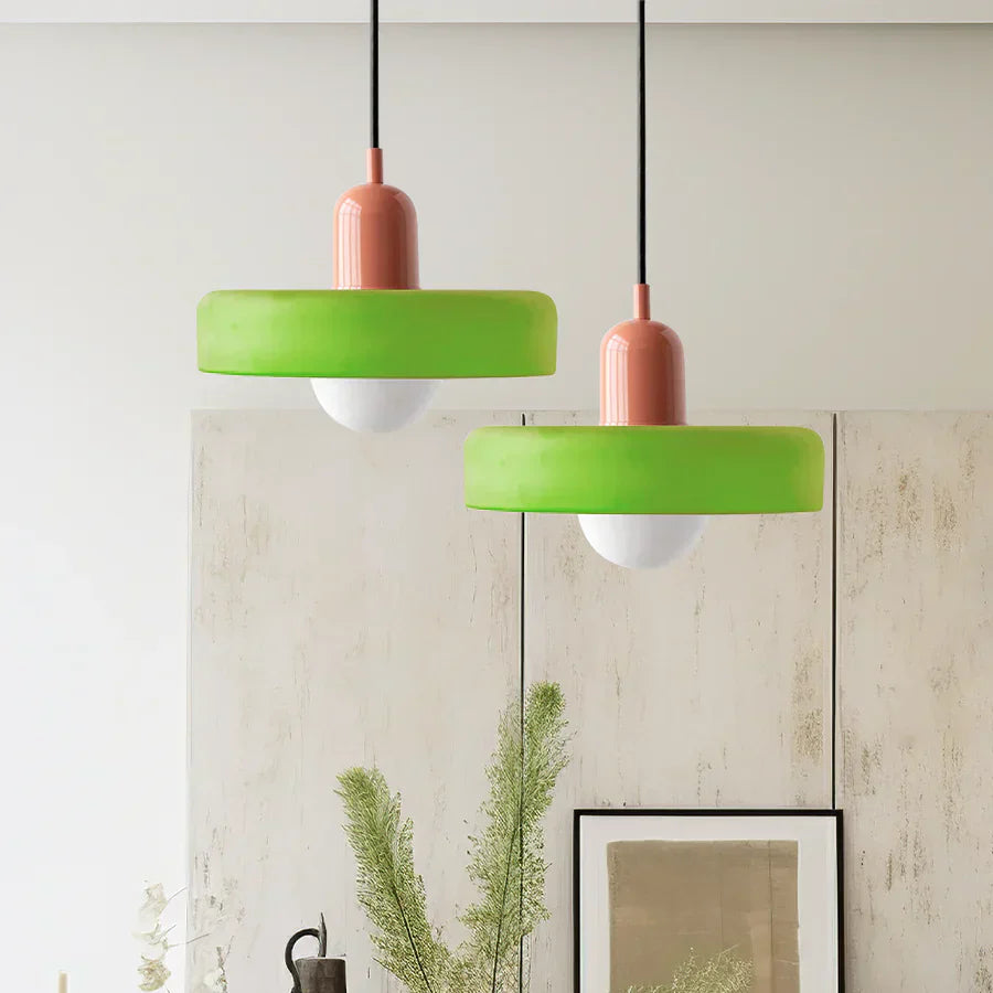 Zwei grüne und rosa Pendelleuchten, modern, minimalistisch, Wohnzimmer, Inneneinrichtung.