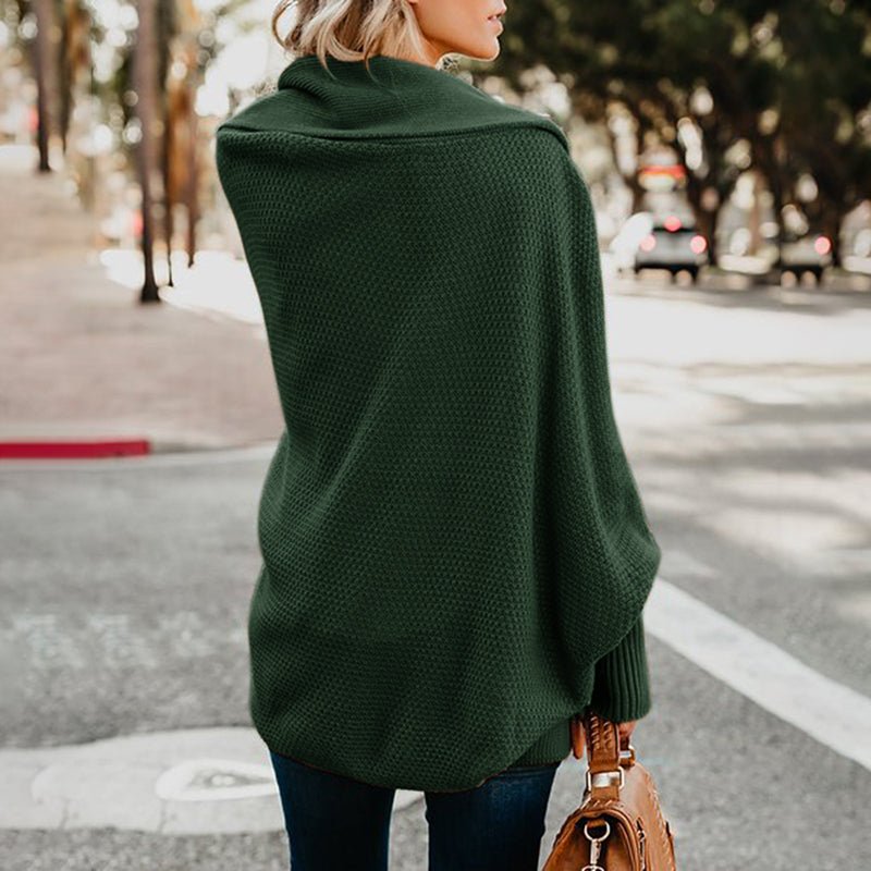 Frau in grünem Strickpullover, Langarm, auf Straße, modisch, Herbstmode, Rückansicht.