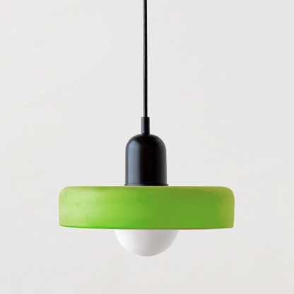 Grüne Hängelampe mit schwarzem Kabel, modernes Design, energiesparend, für Wohnzimmer.