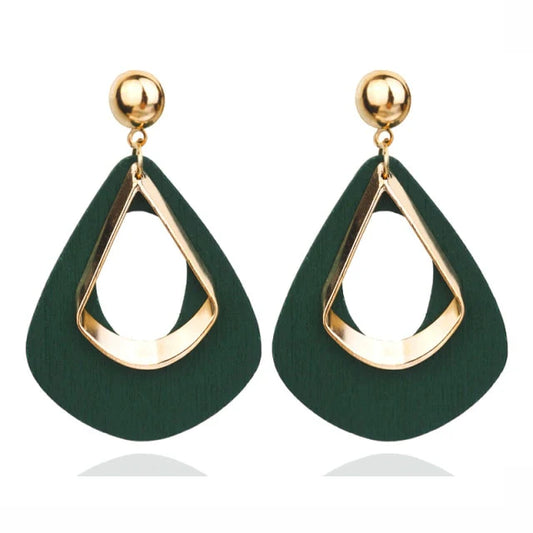 Grüne Ohrringe mit goldenen Akzenten, geometrisches Design, Modeschmuck, Damenaccessoire.