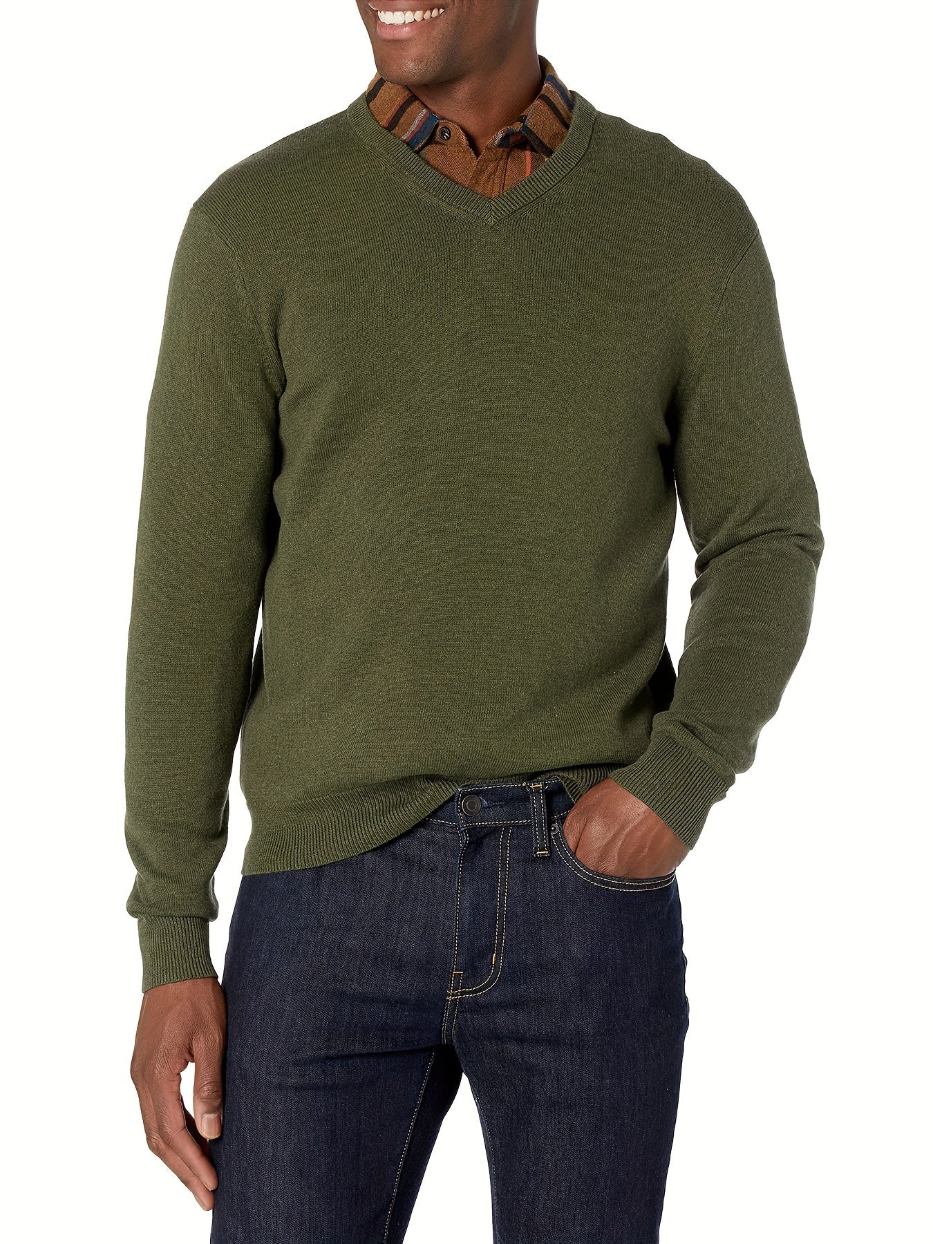 Grüner Herrenpullover aus Baumwolle, V-Ausschnitt, lässig, über kariertem Hemd getragen.