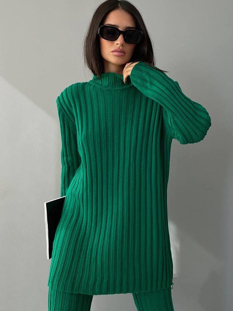 Frau in grünem Strickpullover, Sonnenbrille, modisch, elegant, Herbstmode, Damenbekleidung.